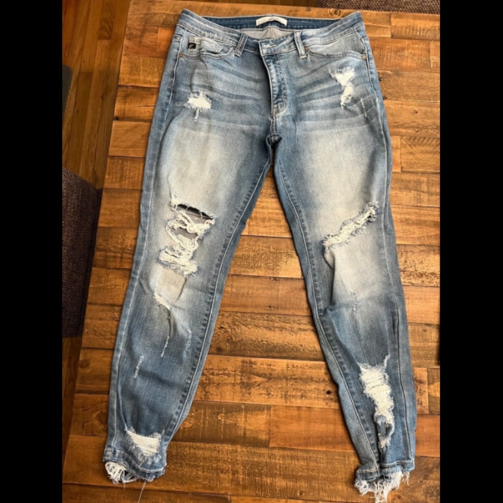 KanCan light distressed skinny jeans like new size 29